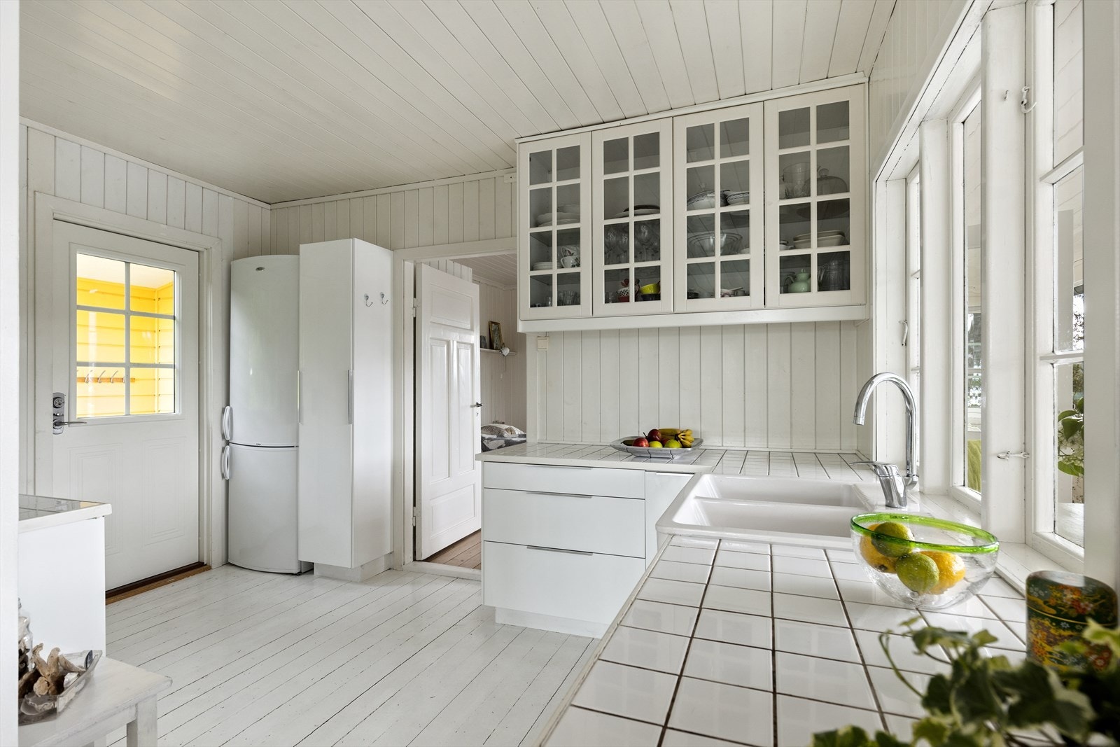 Delikat, lyst kjøkken med god skap- og benkeplass. Galleribilde