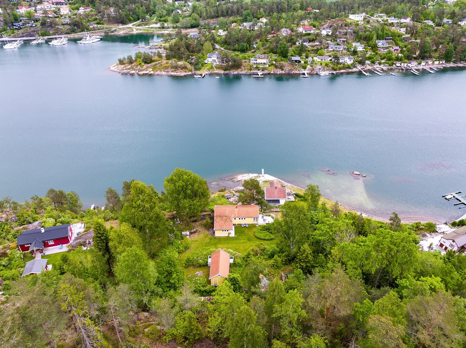 Adkomst via sti fra Knardal Brygge eller med båt fra Kjærnes brygge Galleribilde