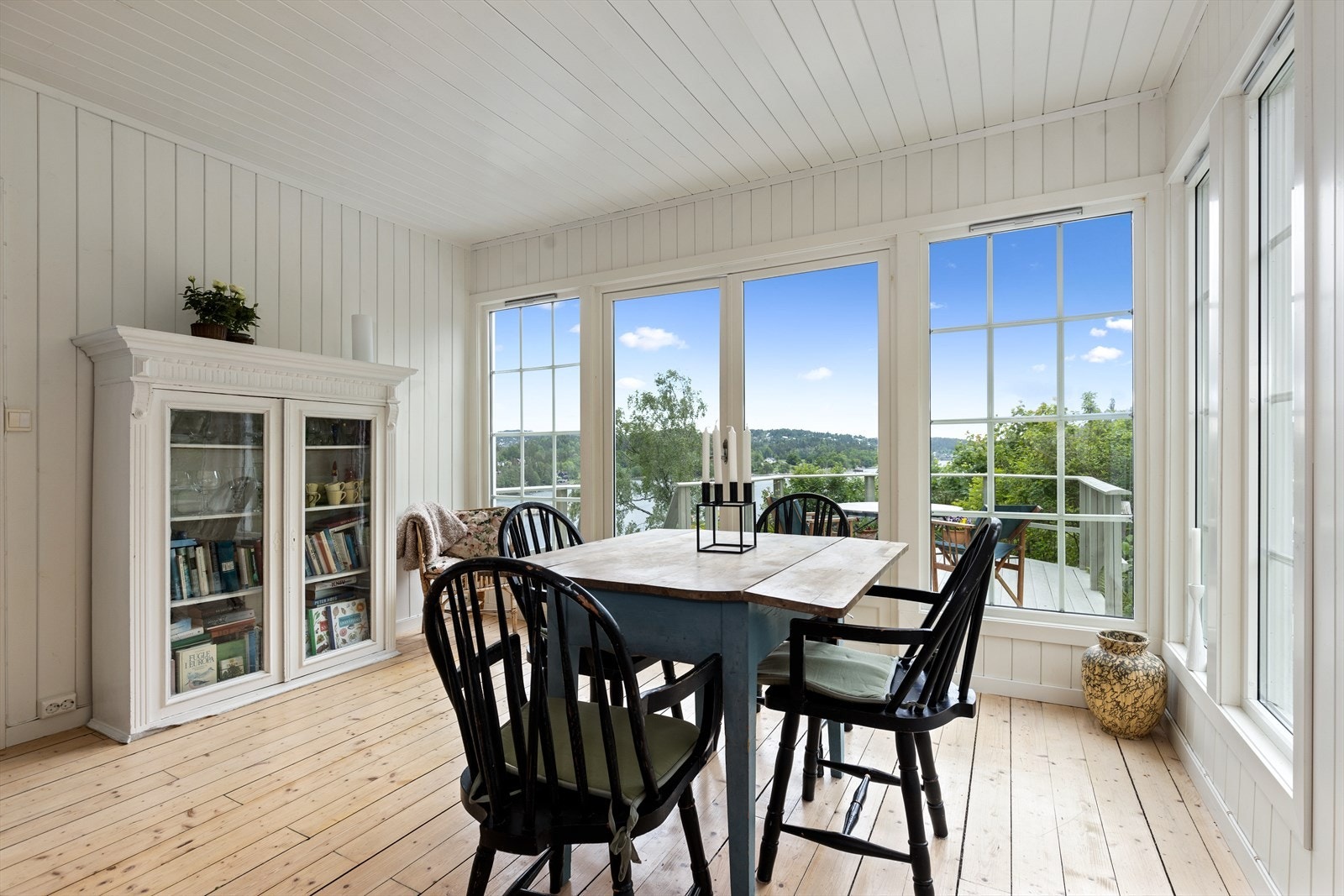 Stue med mye lysinnslipp og god plass til større spisestue. Galleribilde