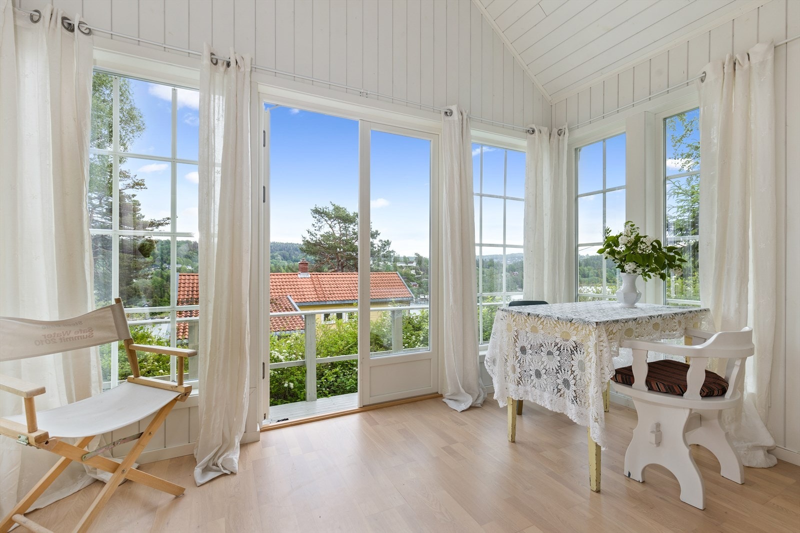 Annekset ligger høyt i terrenget med fantastisk utsikt. Galleribilde