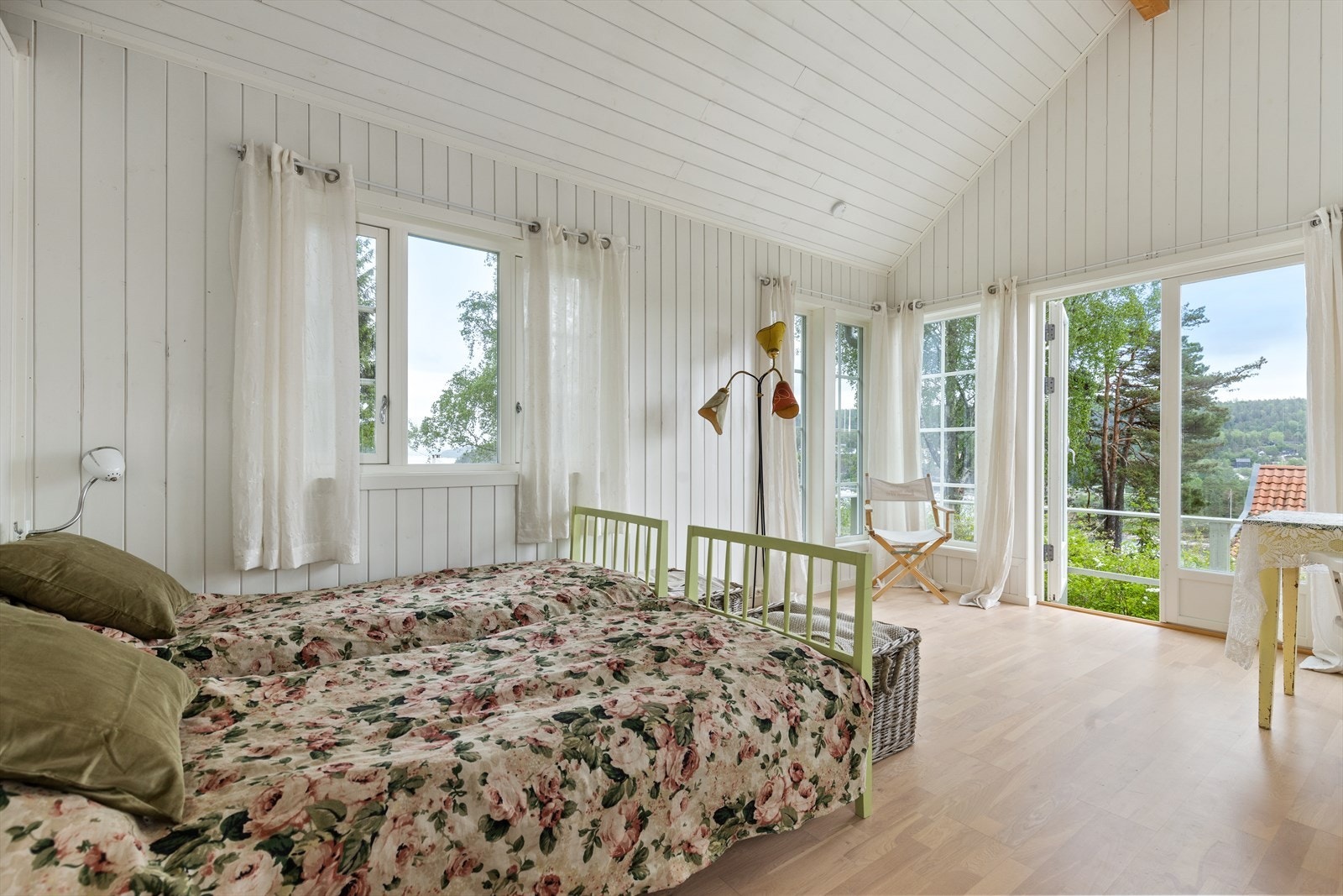 Anneks med særdeles god takhøyde og mye naturlig lys. Galleribilde