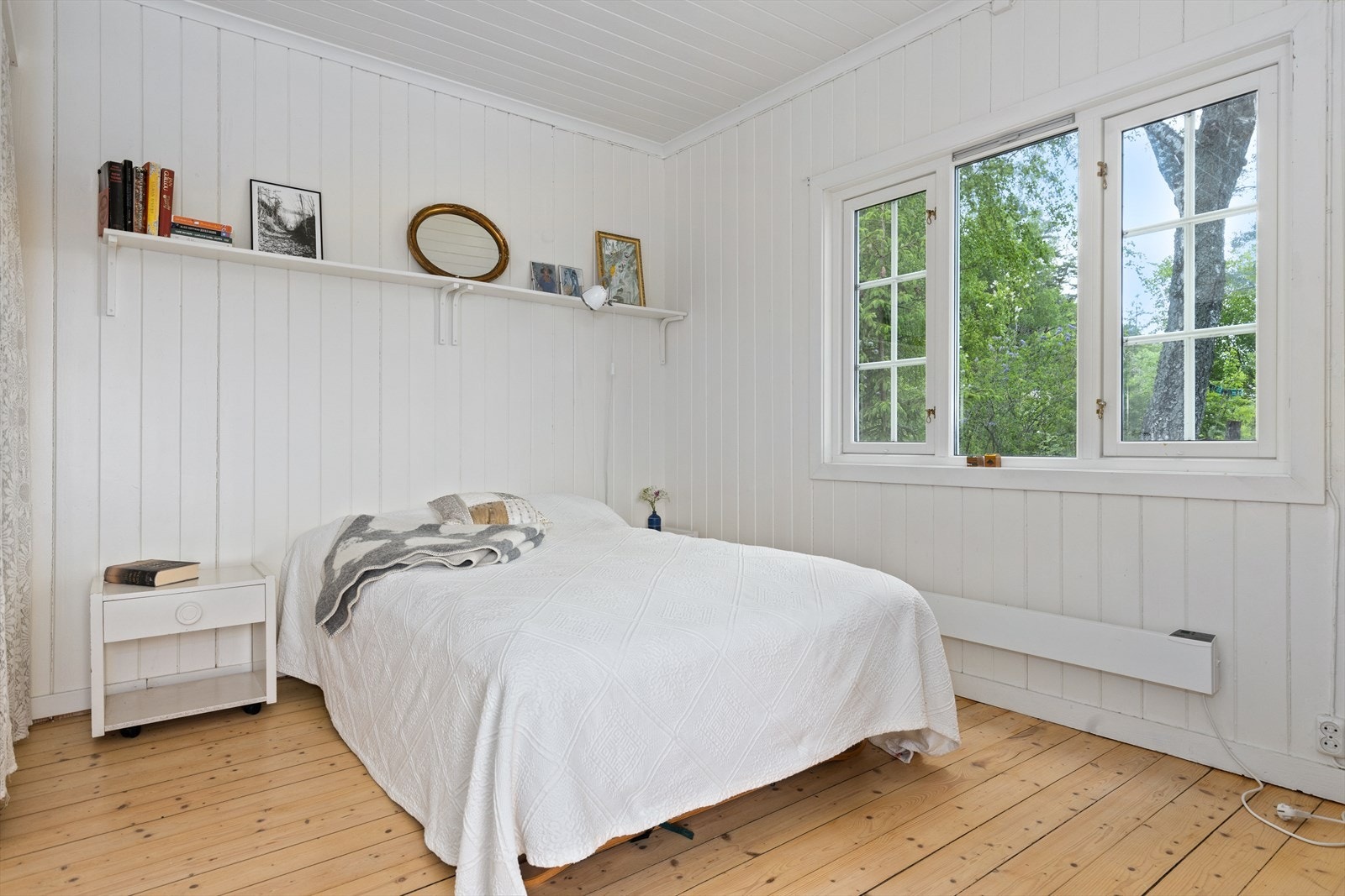 Hovedsoverom med god plass til dobbeltseng, nattbord og garderobe. Galleribilde