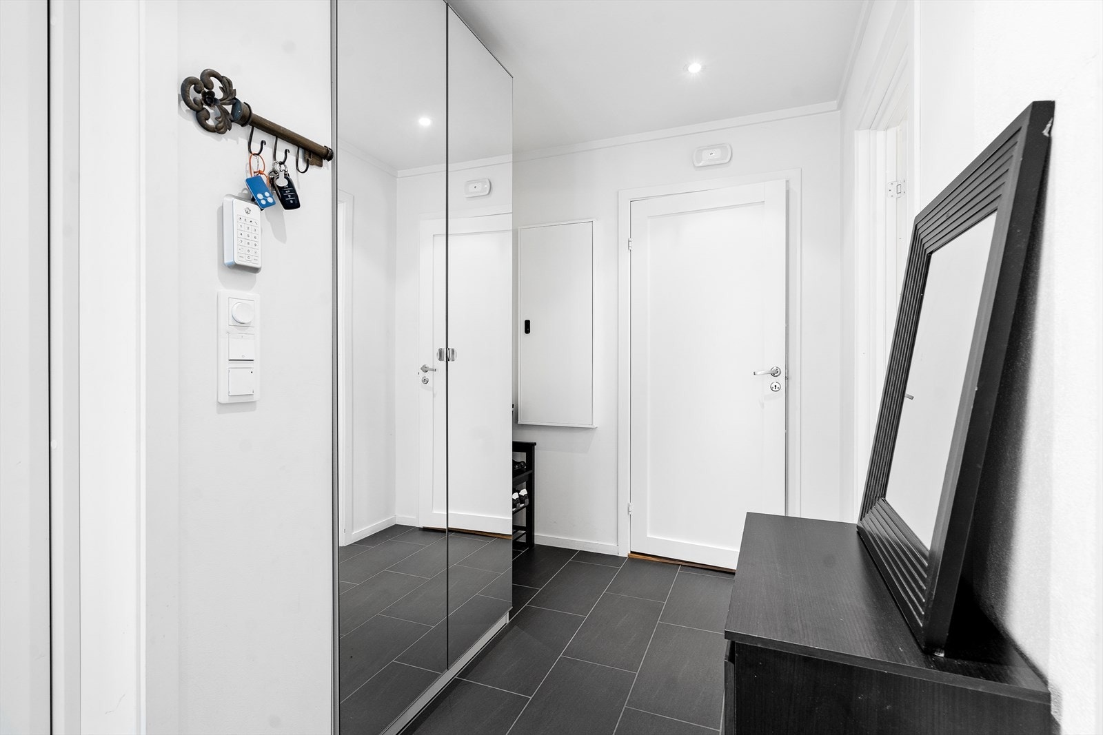Trivelig adkomst fra gårdsrommet. Entréen/hallen i 1. etasje gir et fint førsteinntrykk. Her er god plass til yttertøy og sko i garderobeskap og nisje. Flislagt gulv med varmekabel. Galleribilde