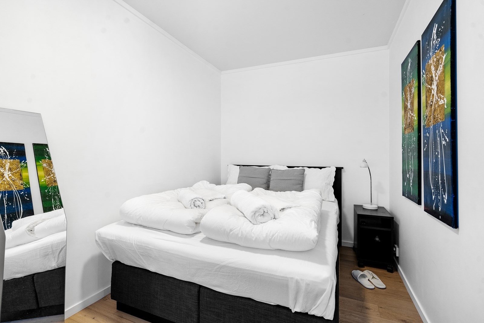 Soverom i 1. etasje egner seg fint som f eks gjesterom eller kontor. Plass til dobbeltseng. Galleribilde