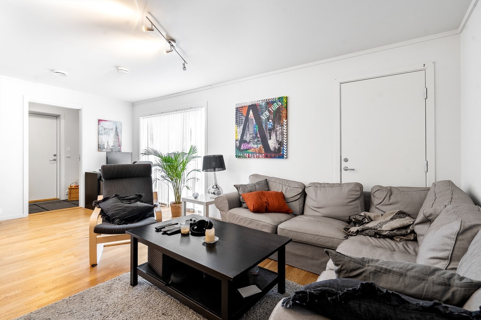 Det er etablert en hybel i 1. etasje som har inngang til egen entré fra gårdsrommet, samt adkomst fra hovedboligens hall. Romløsningen og fasaden i 1. etasje er noe endret i denne forbindelse (se punkt om ferdigattest). Galleribilde
