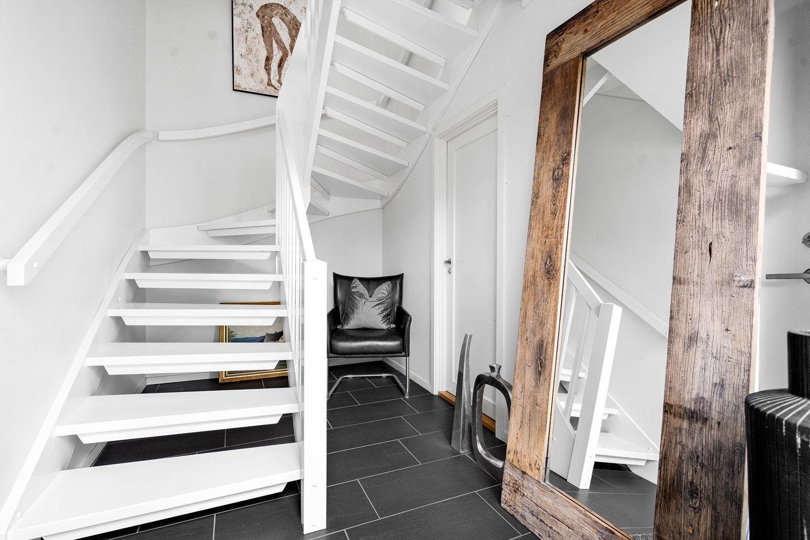 Fra hallen er det gjennomgående trapp som strekker seg helt opp til 3. etasje. Galleribilde