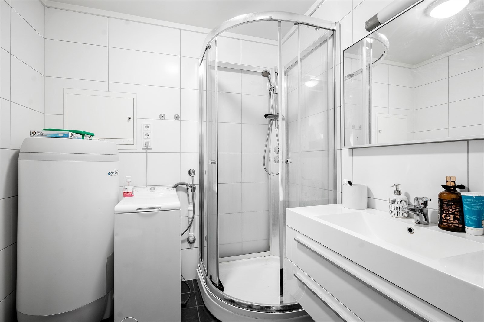 Bad/vaskerom i hybel er innredet med fliser på vegger og gulv. Varmekabel i gulv. Galleribilde