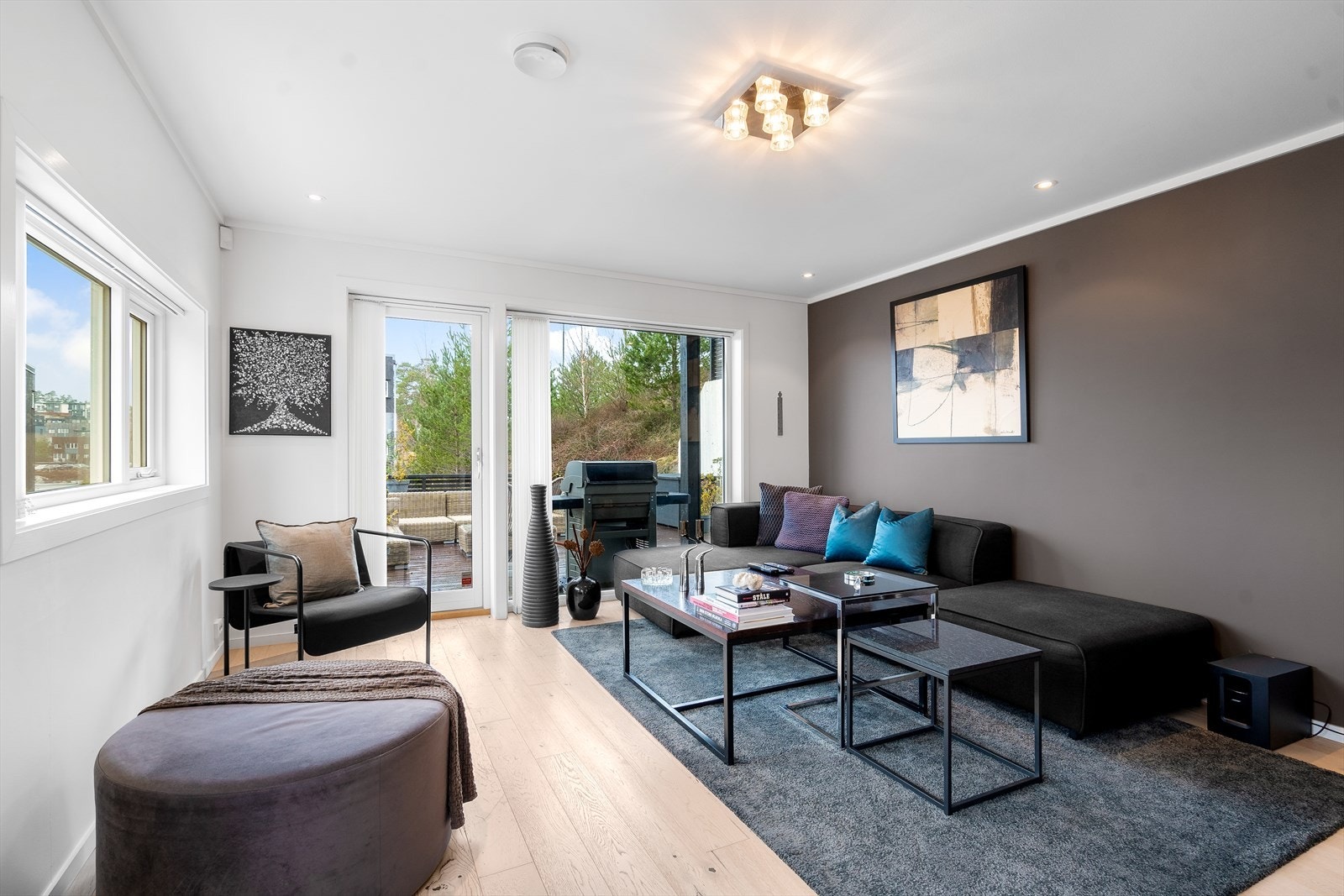 Det er adkomst til to uteplasser fra 2. plan; En stor terrasse mot vest tilknyttet stuen med sol fra rundt formiddag til kveld, samt et gruslagt uteområde beliggende mot syd/øst med adkomst fra kjøkkenet. Galleribilde