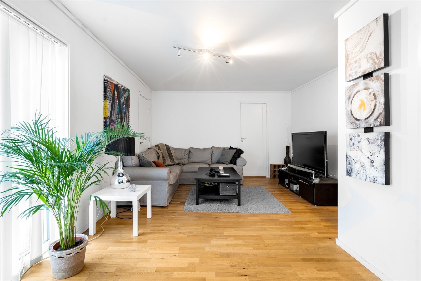 Det er egen strømmåler og varmtvannsbereder for hybelen. Alle rom foruten soverommet har varmekabler i gulvet. Galleribilde