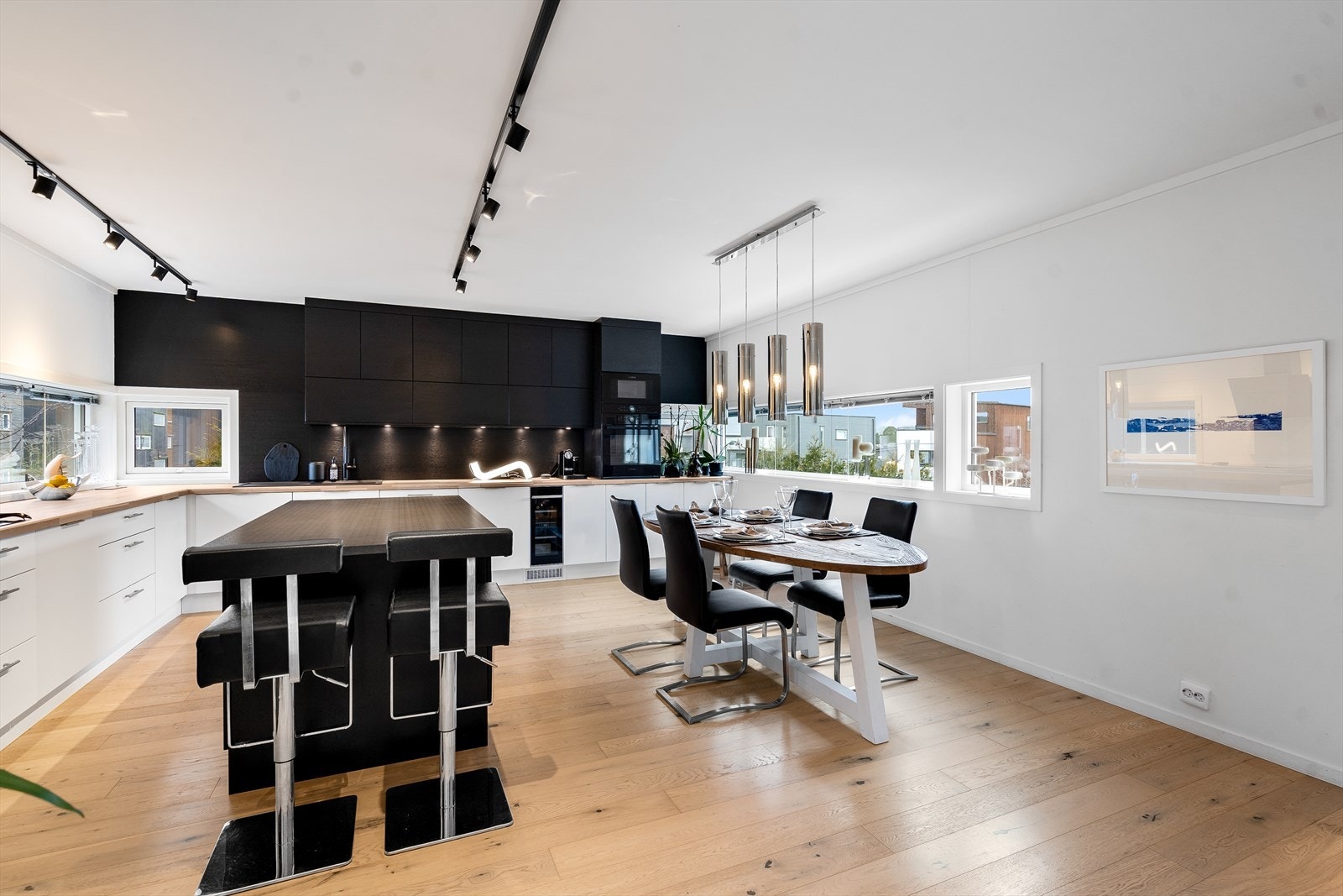 Kjøkken/spisestue har god plass til spisegruppe. Rommet er byggemeldt som terrasse. Galleribilde