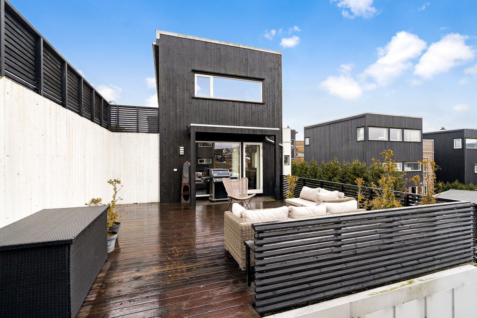 Terrasse 2. etasje med utgang fra stuen - Et herlig uterom hvor dere kan nyte fine sommerdager. Her er god plass til lounge, grill og beplantning. Galleribilde
