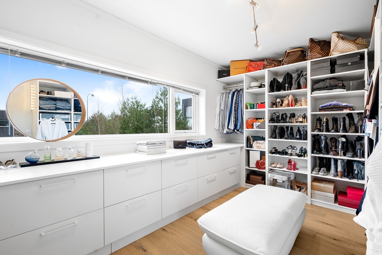 Soverom nr. 2 er innredet som garderoberom som byr på rikelig med oppbevaringsplass. Galleribilde
