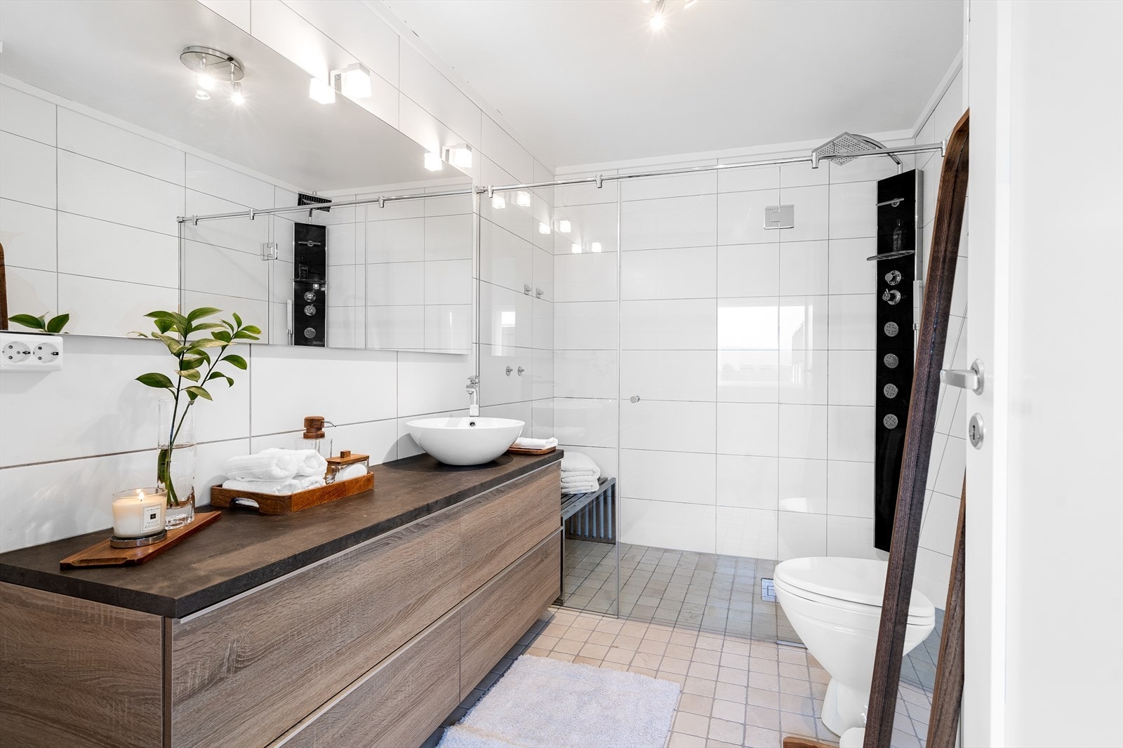Tiltalende baderom i 3. etasje som er innredet med flislagte vegger og gulv. Det er varmekabel i gulvet. Lekker innredning med bolleservant og stor dusjnisje. Galleribilde