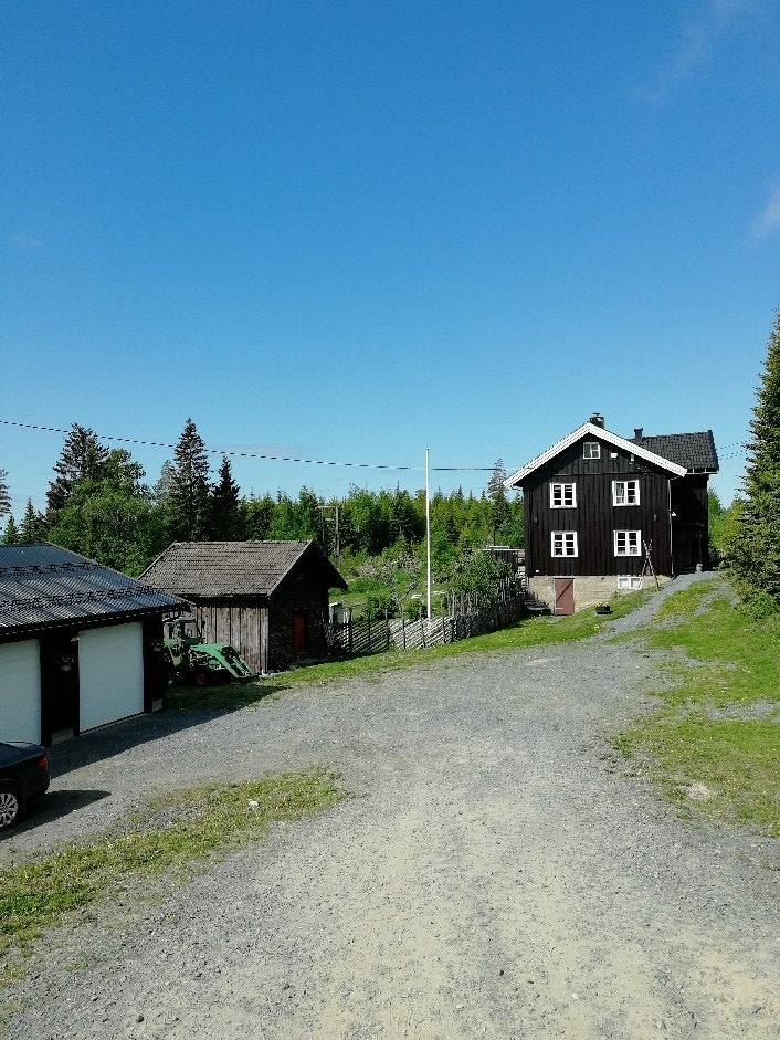 Eiendommen er et tidligere småbruk med bolig, stabbur og låve. Galleribilde