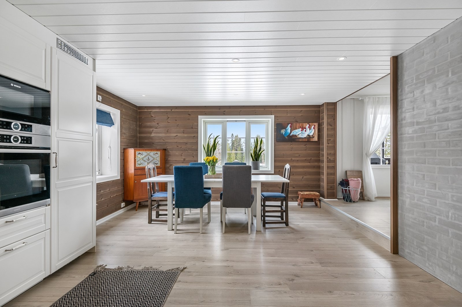 Kjøkkenet er stort og det er god plass til langbordet. Delvis åpent inn mot stue fra spiseplassen. Galleribilde