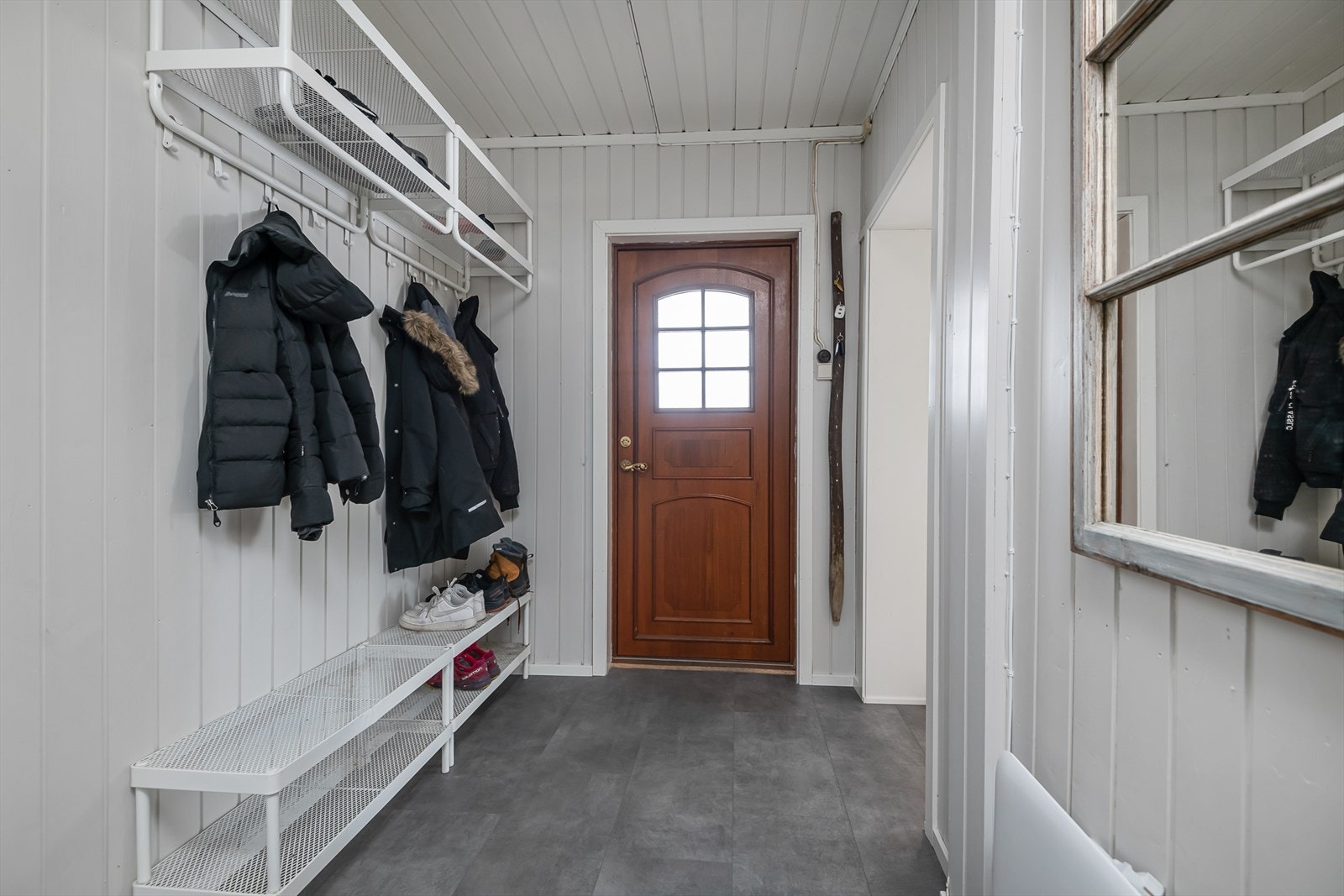 Plass til å henge fra seg yttertøy og utstyr i gangen. Galleribilde