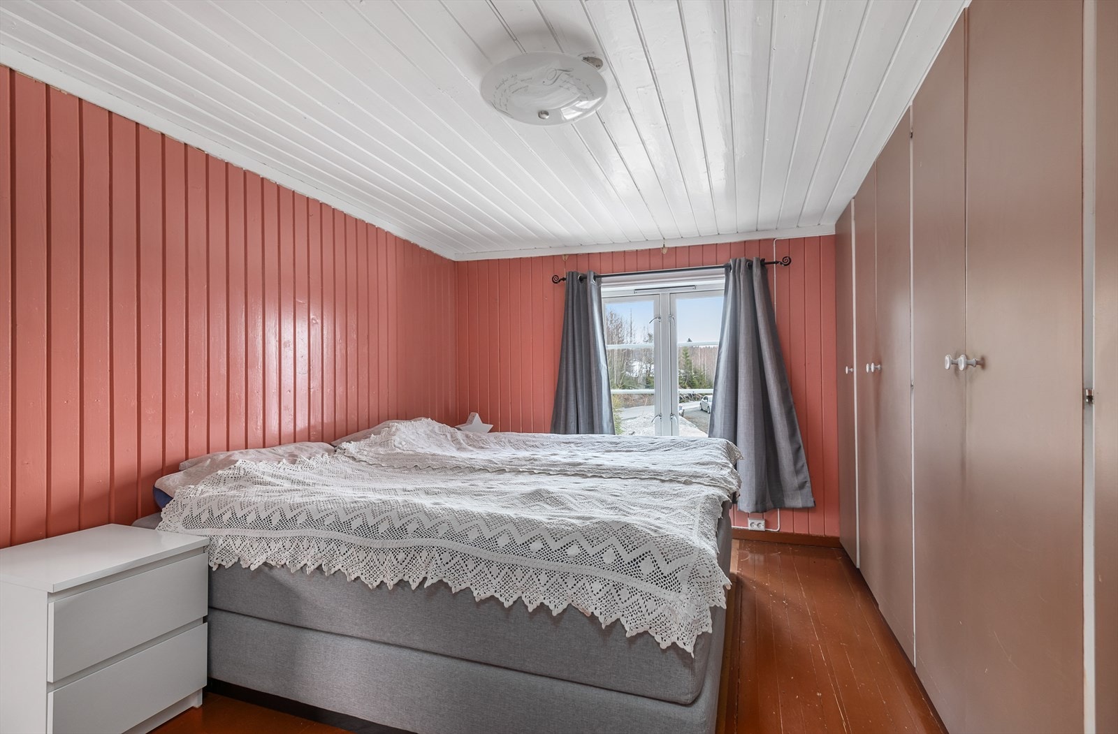 Soverommene i boligen ligger i 2. etasje. Dette rommet har plass til dobbeltseng og har godt med garderobeskap. Galleribilde
