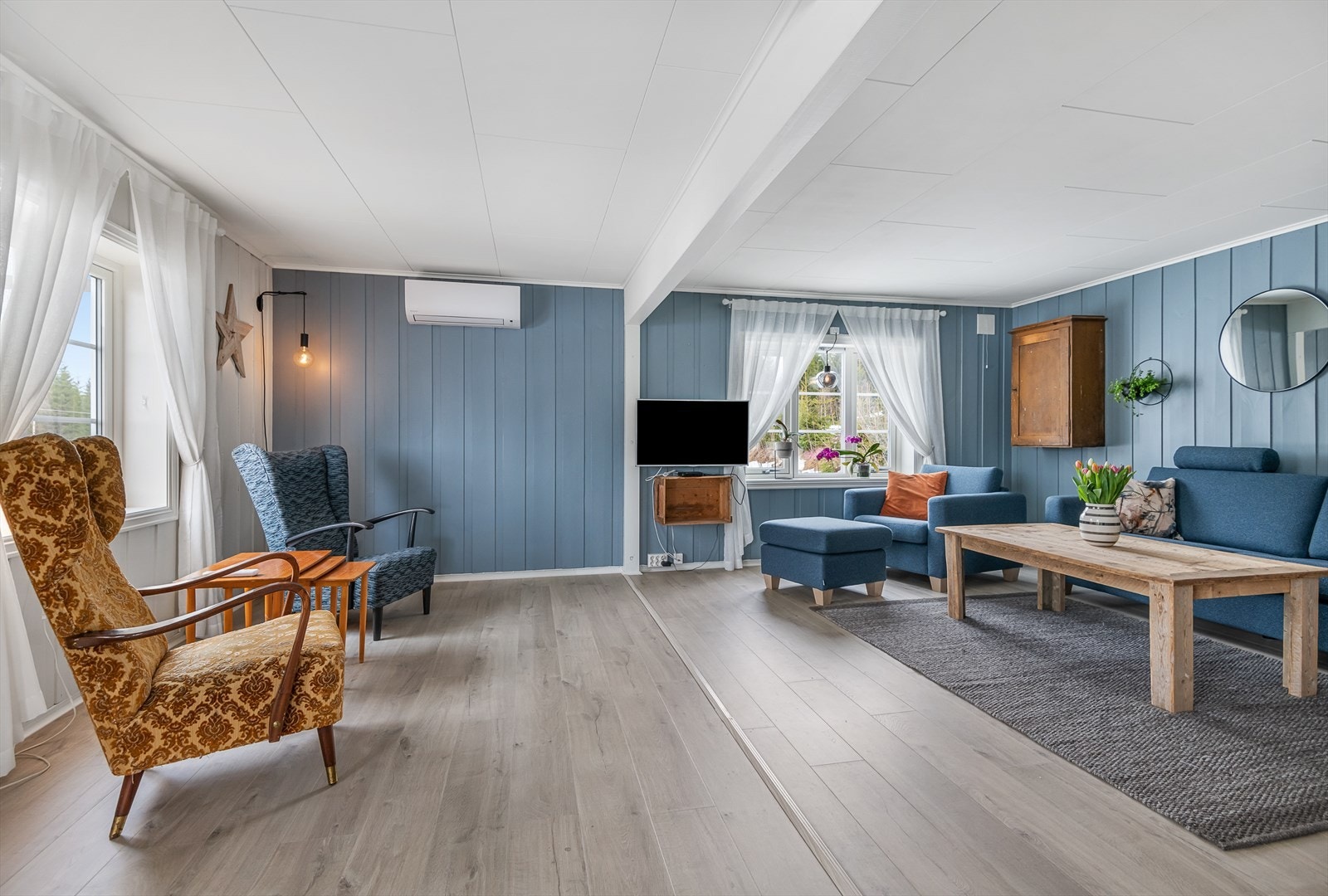 I tillegg til vedfyring er det installert varmepumpe for oppvarming i stua. Galleribilde