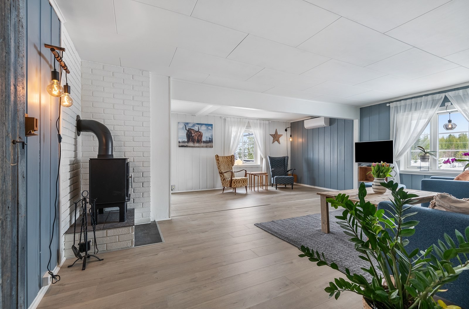 Fint naturlig lys inn i rommet gjennom vinduer. Galleribilde