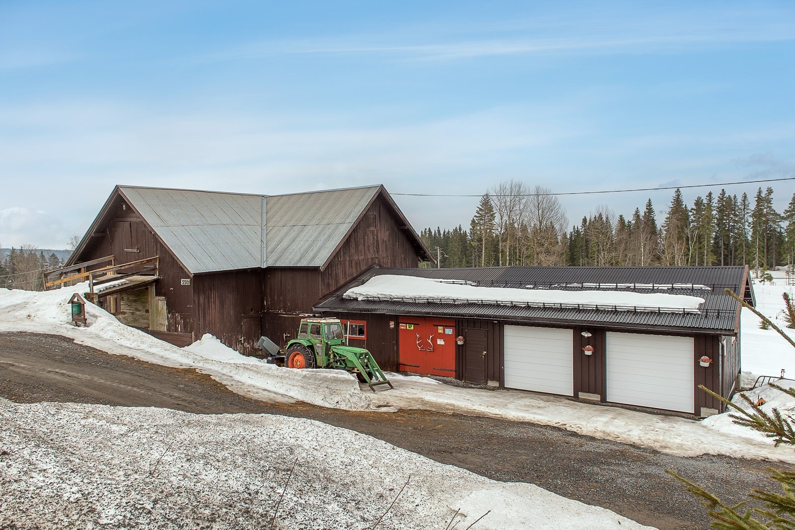 Låve/uthus inneholder mye god lagringsplass og garajeplass til 2 biler. Galleribilde