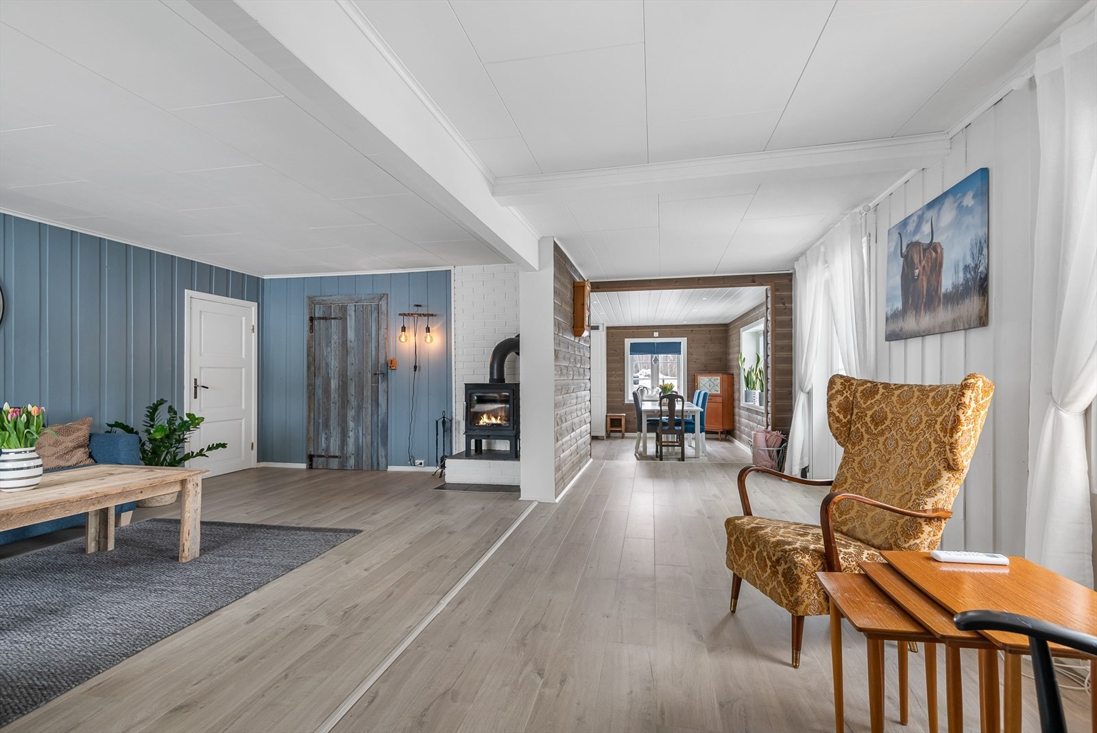En peisovn sørger for ekstra god varme i rommet. Det er delvis åpent mellom stue og kjøkken med spiseplass. Galleribilde