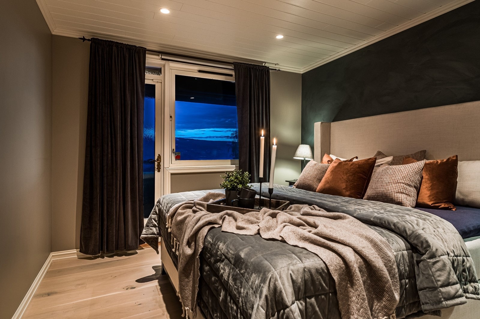 Hovedsoverom med downlights Galleribilde