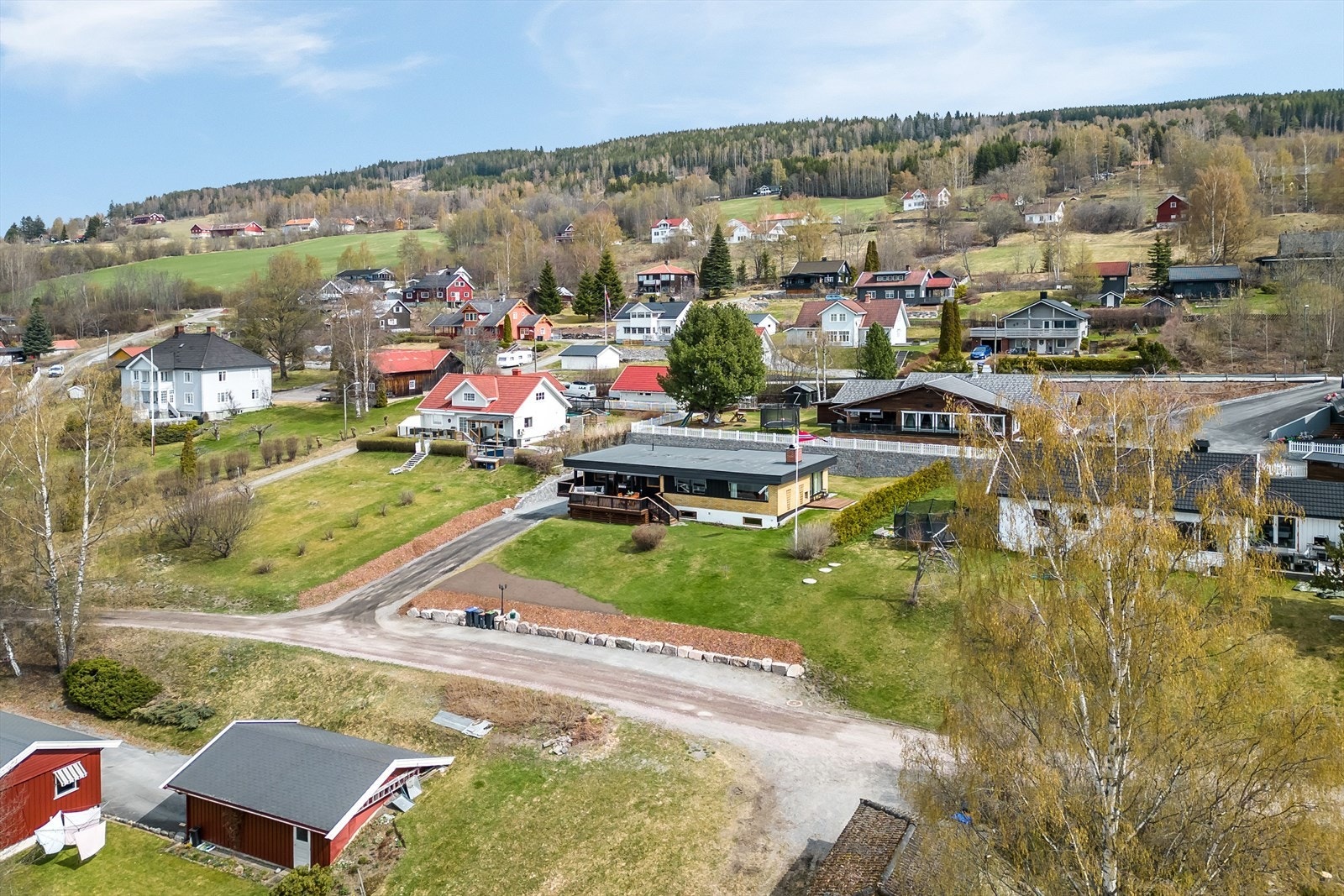 Stor tomt og parkmessig opparbeidet Galleribilde