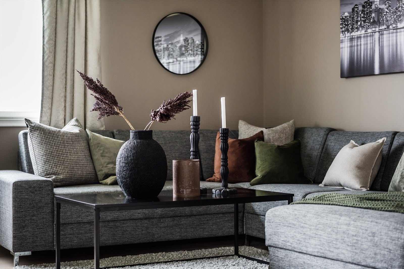Plass til stor sofagruppe og god plass til bilder på vegg Galleribilde