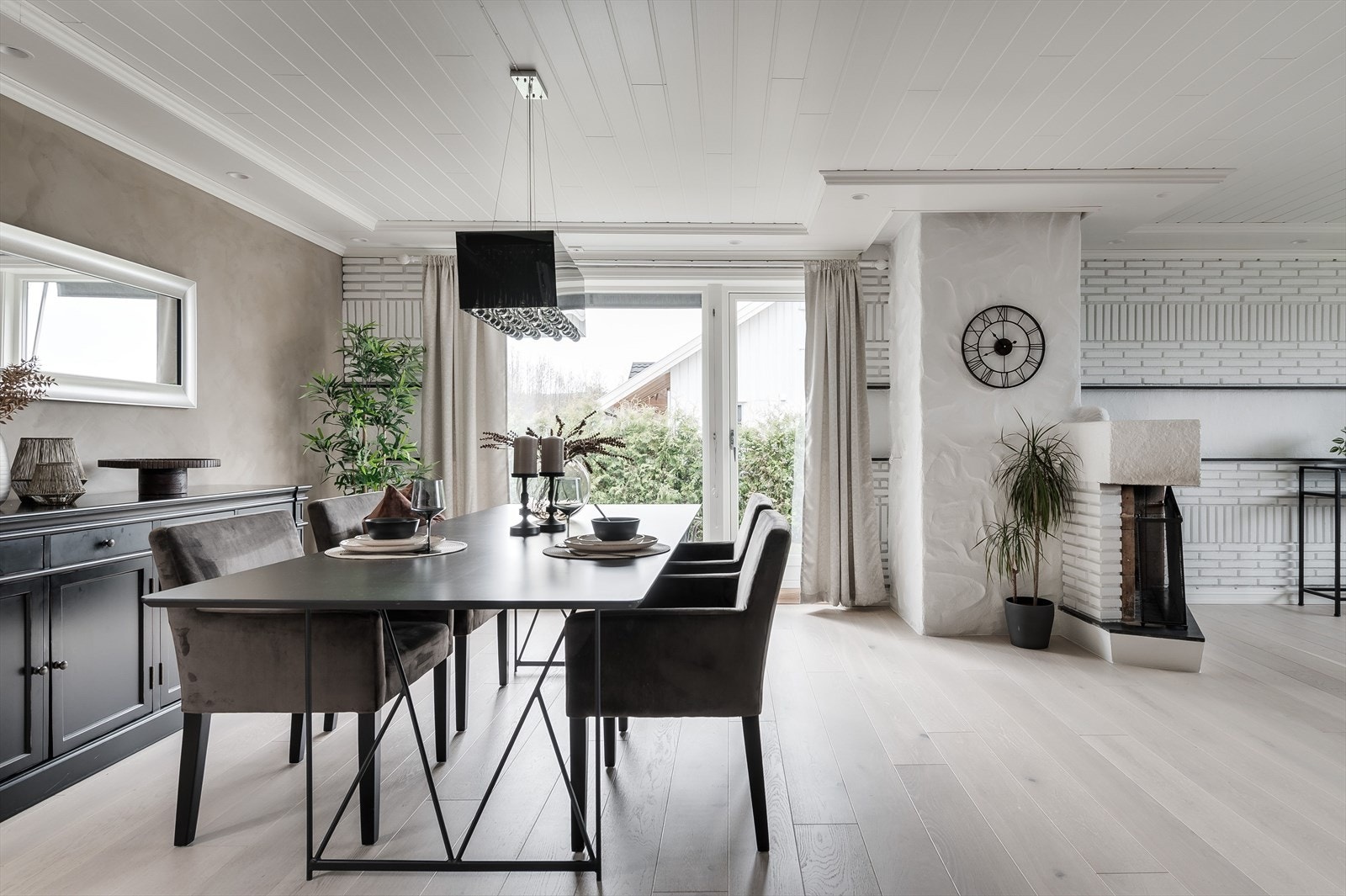 Downlights i himling og god plass til stor spisestue Galleribilde