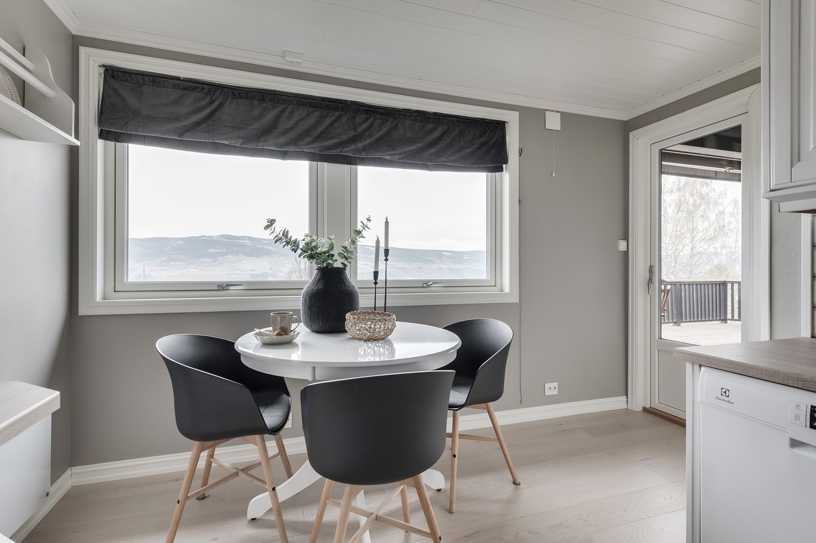 Adkomst til stor terrasse fra kjøkkenet. Det er også trapp til kjeller fra kjøkken Galleribilde