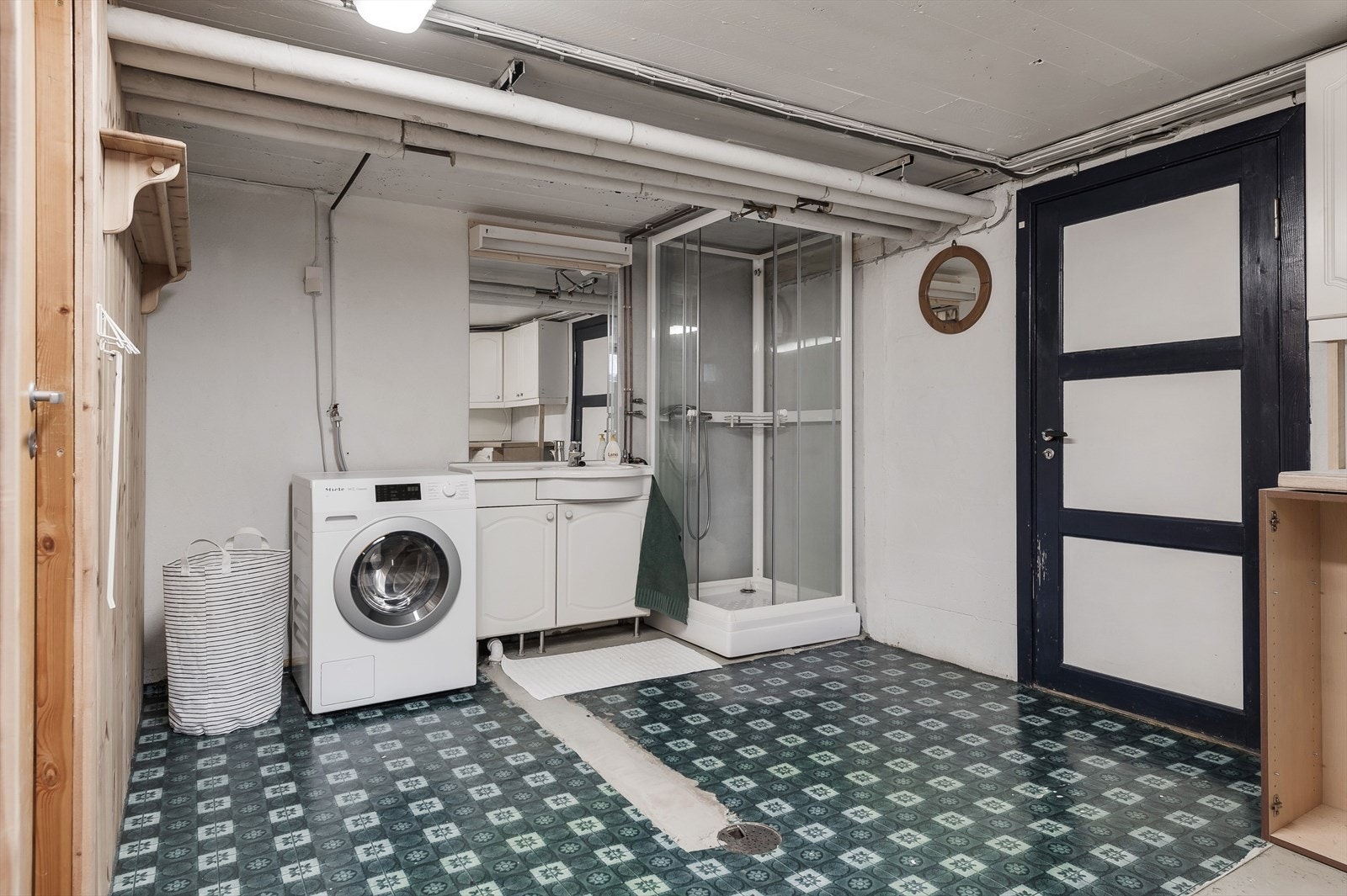 Vaskerom/bad i kjeller Galleribilde