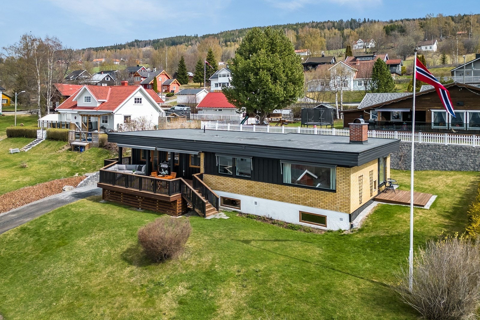Eiendommen er betydelig oppgradert med ny taktekking, drenering, støttemurer m.m. Galleribilde