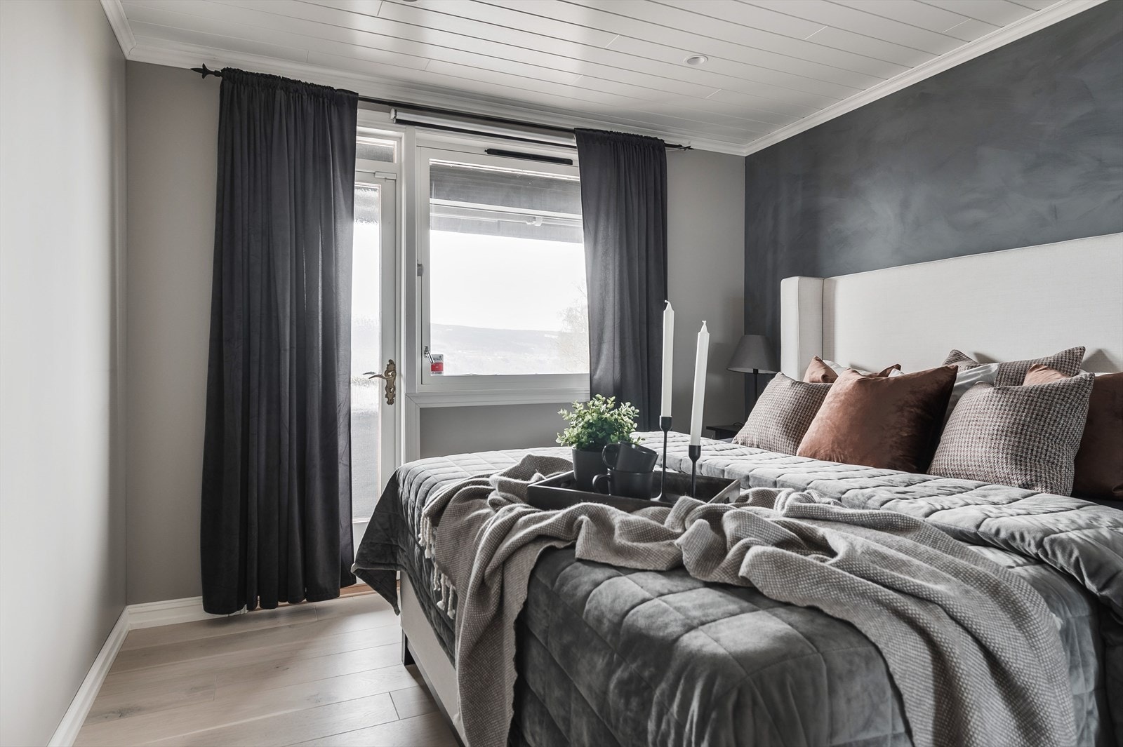 Stort hovedsoverom med god plass til dobbeltseng og nattbord på hver side Galleribilde