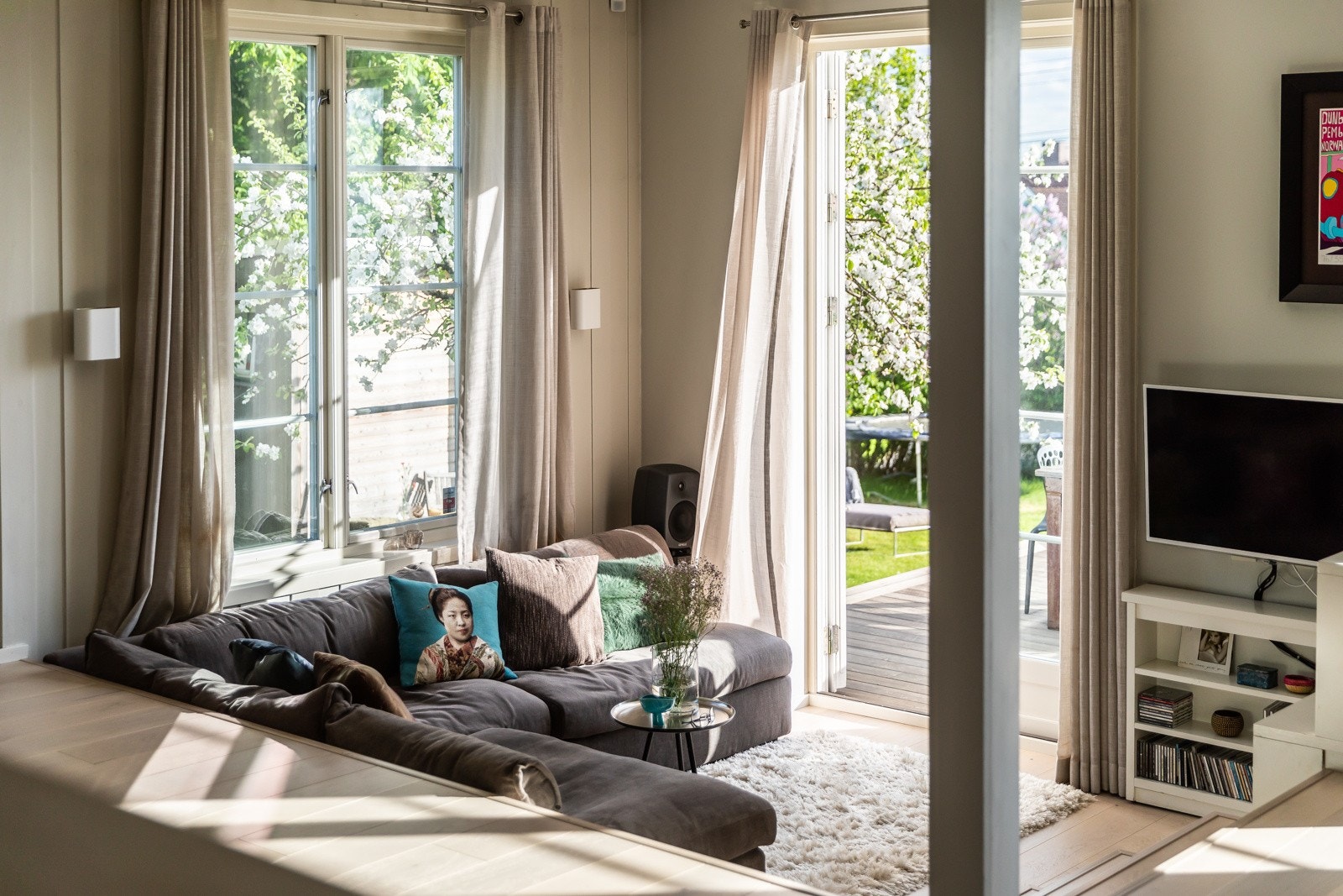 Stuen har utgang til terrasse. Galleribilde