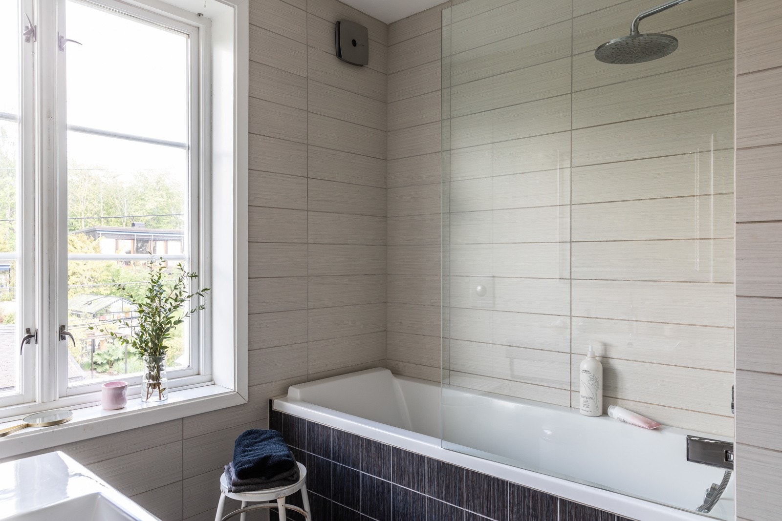 Badet har bl.a. servant, veggmontert wc og innbygd badekar med dusjvegg. Galleribilde