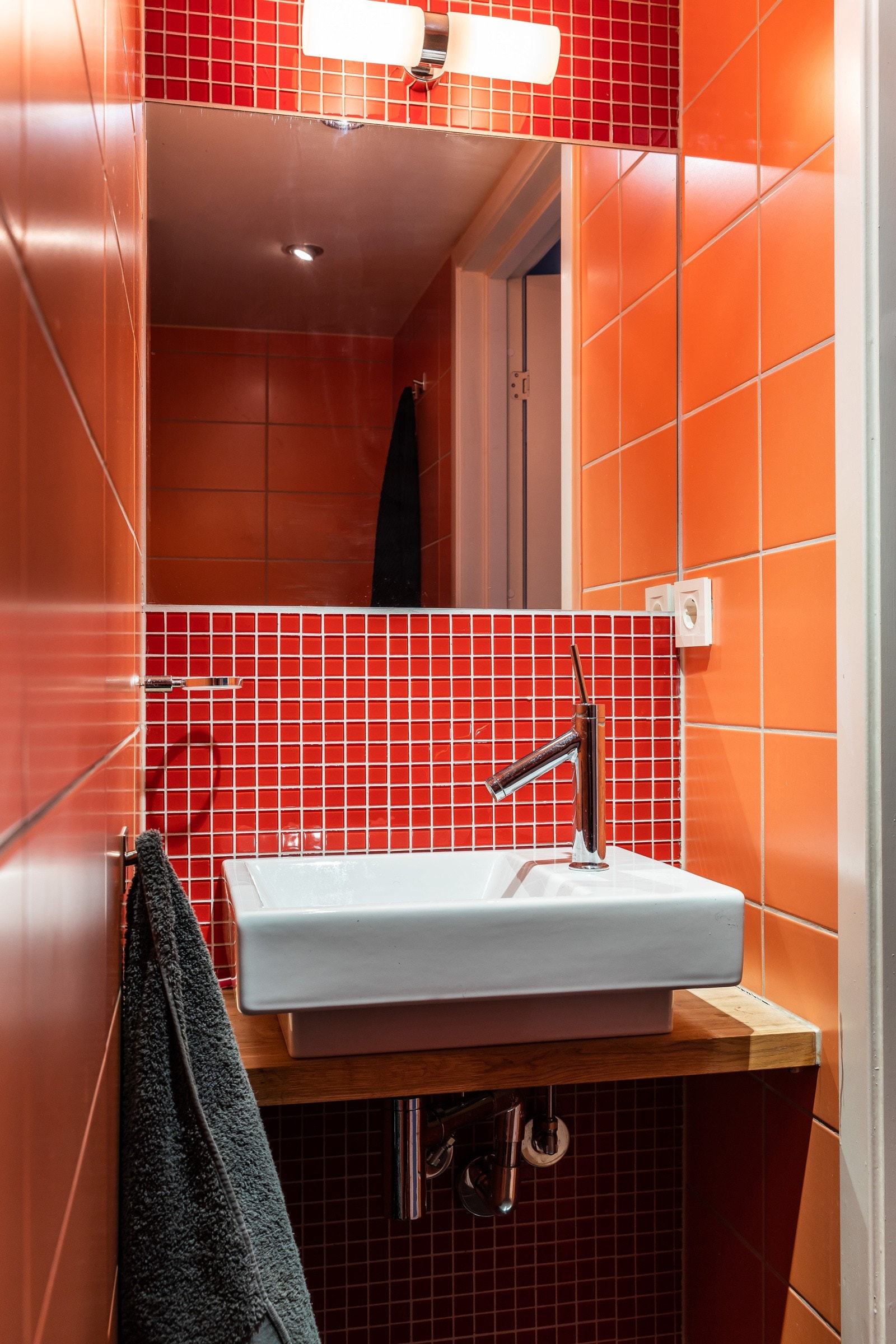 Badet har innredning med servant, speil og dusjnisje. Galleribilde
