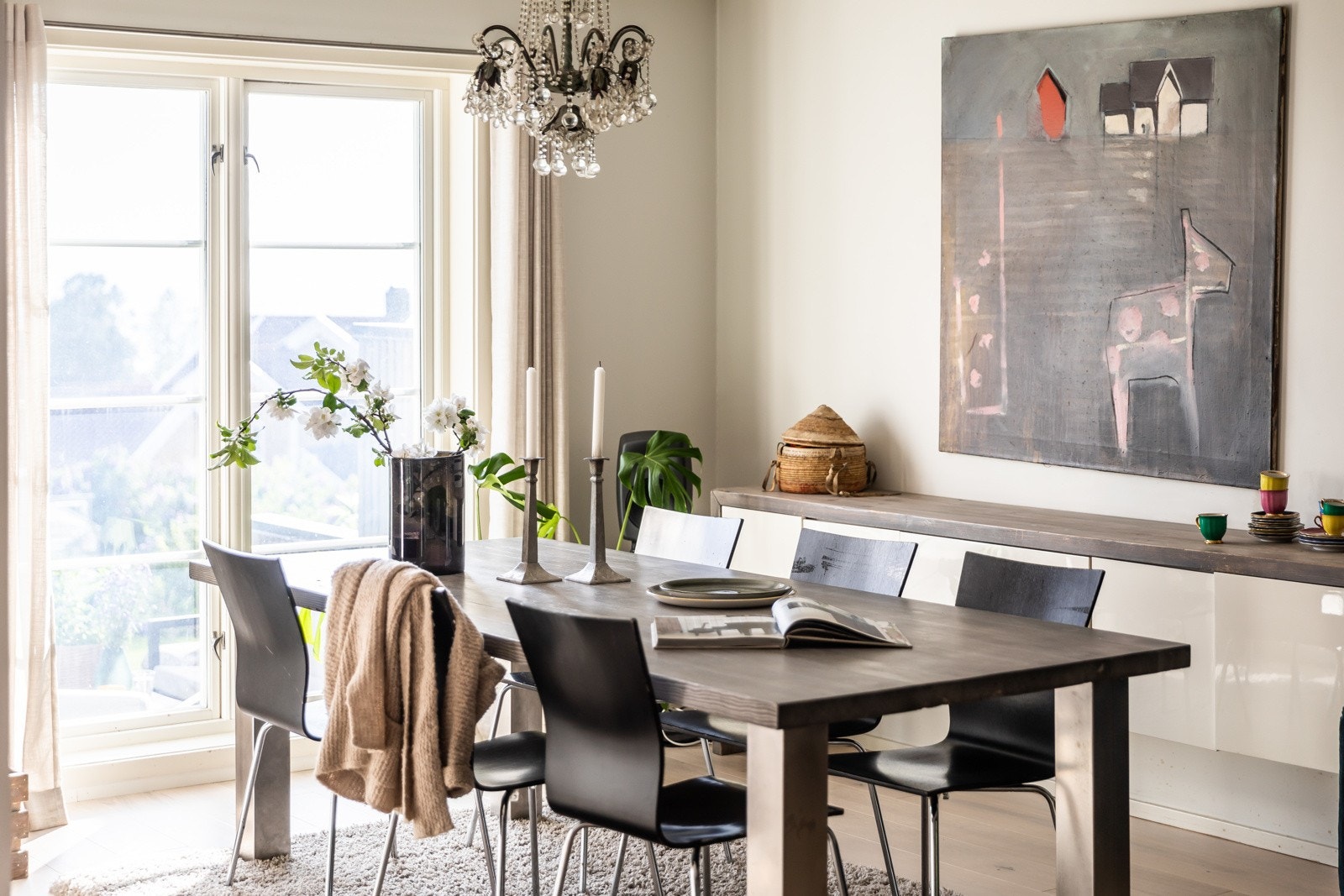 Spisestuen har plass for langbord til det store anledningene. Galleribilde