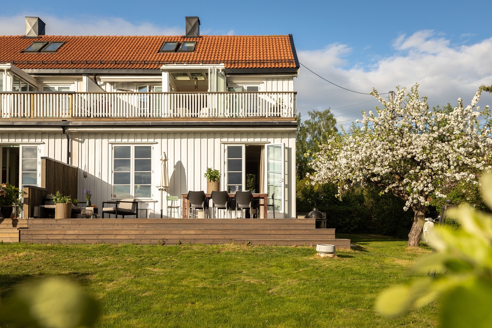 Høgdefaret 2A er et lekkert rekkehus over 4 plan med svært attraktiv beliggenhet i et rolig villaområde i Holtet Hageby. Galleribilde