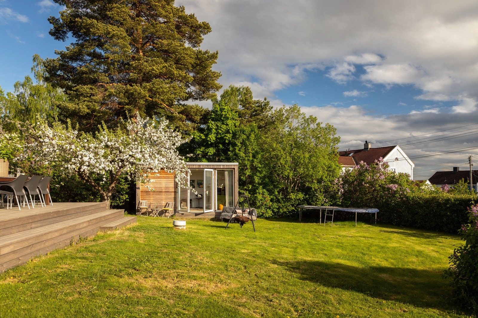 Hage med stor boltreplass for de minste - perfekt for familier. Galleribilde