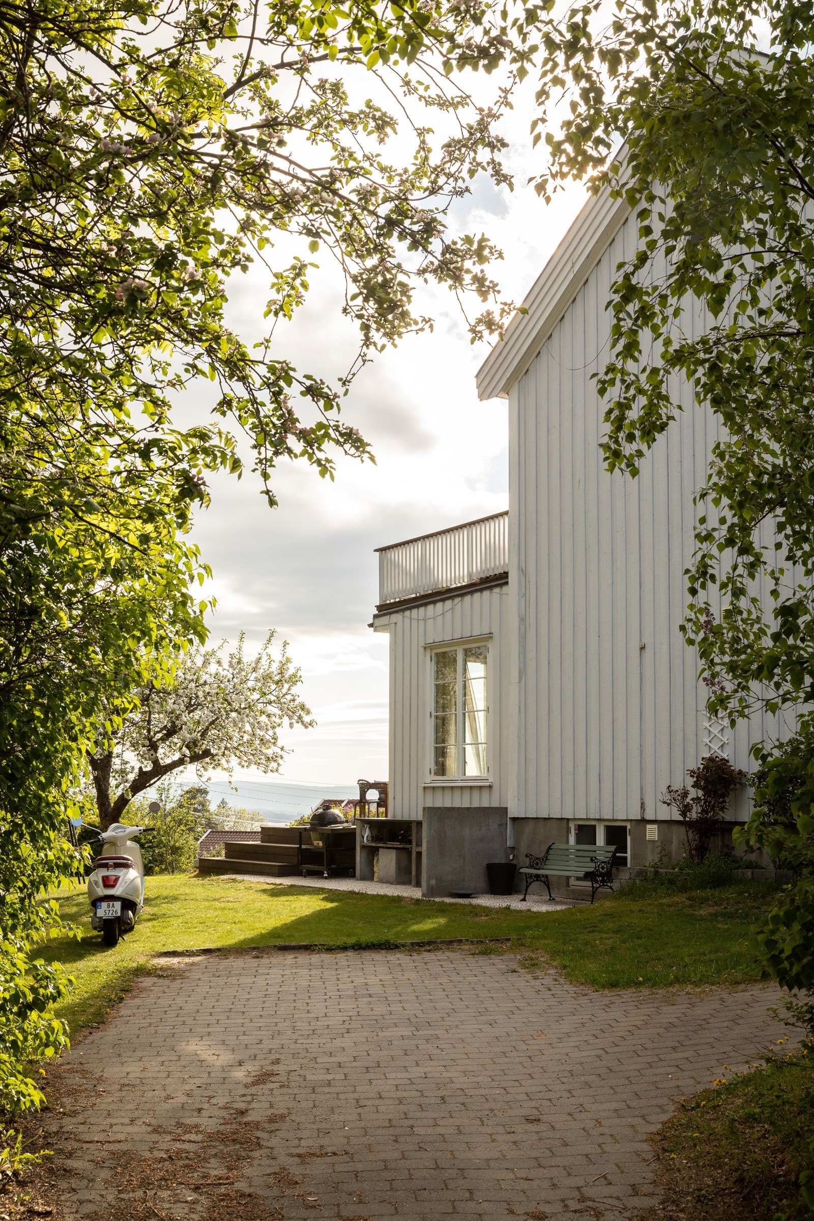 Eiendommen har en pen fasade og flott opparbeidet gårdsplass på inngangssiden. Galleribilde