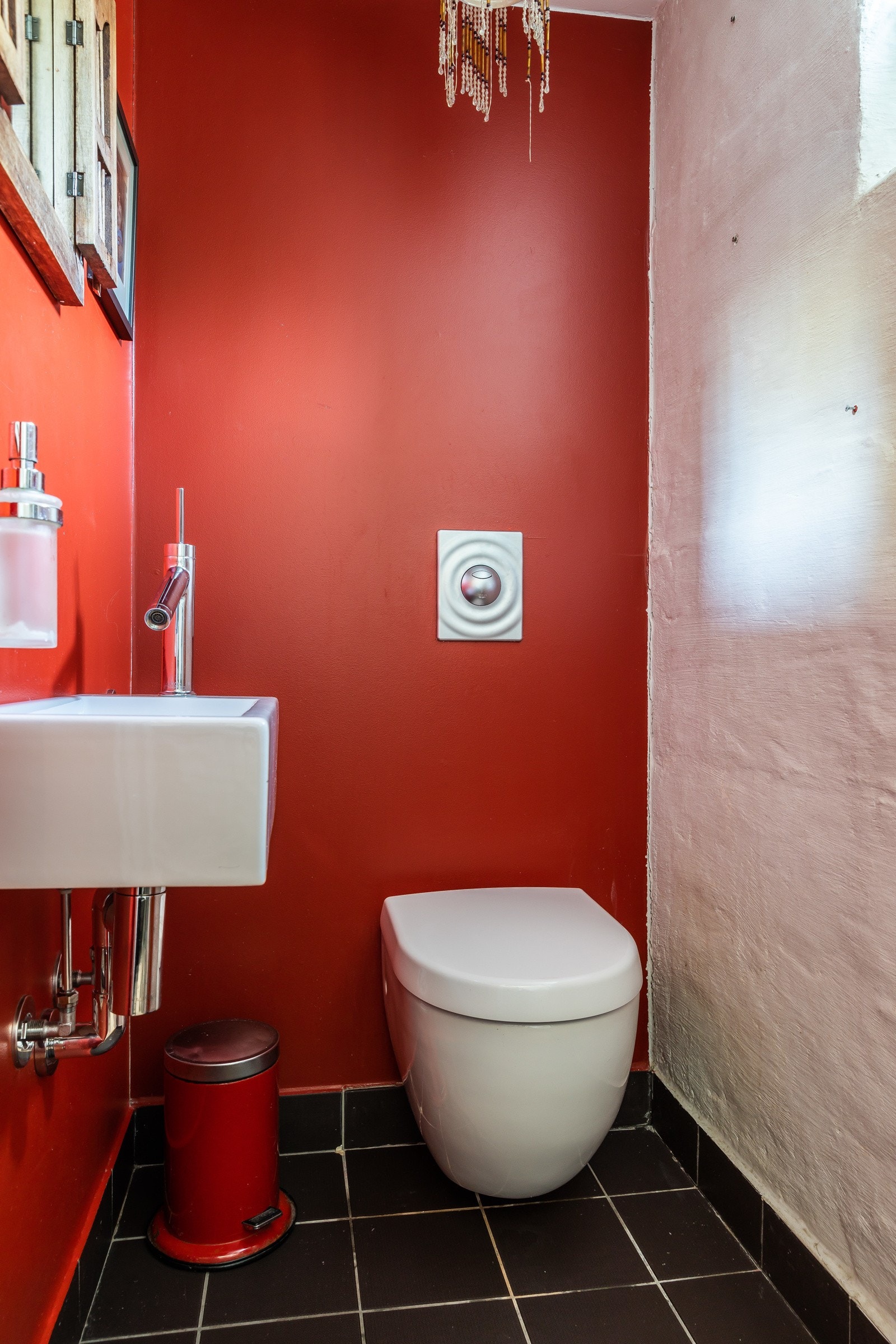 Separat toalett i kjelleren med servant og veggmontert wc. Rommet har mekanisk avtrekk i himlingen. Galleribilde