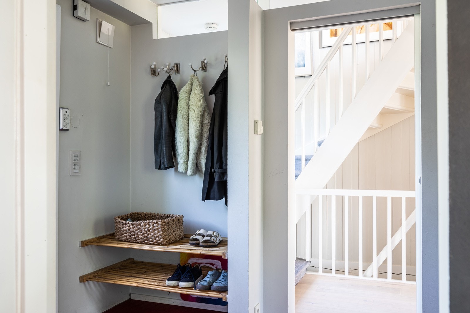 Entreenhar godt med lagringsplass i skyvedørsgarderobe med speilfronter. Galleribilde