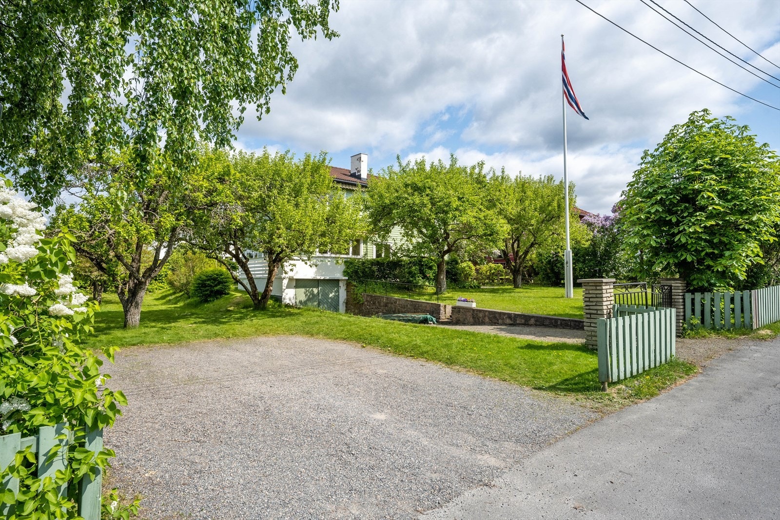 Parkering i garasje samt på egen tomt. Forøvrig beboerparkering i gaten. Galleribilde