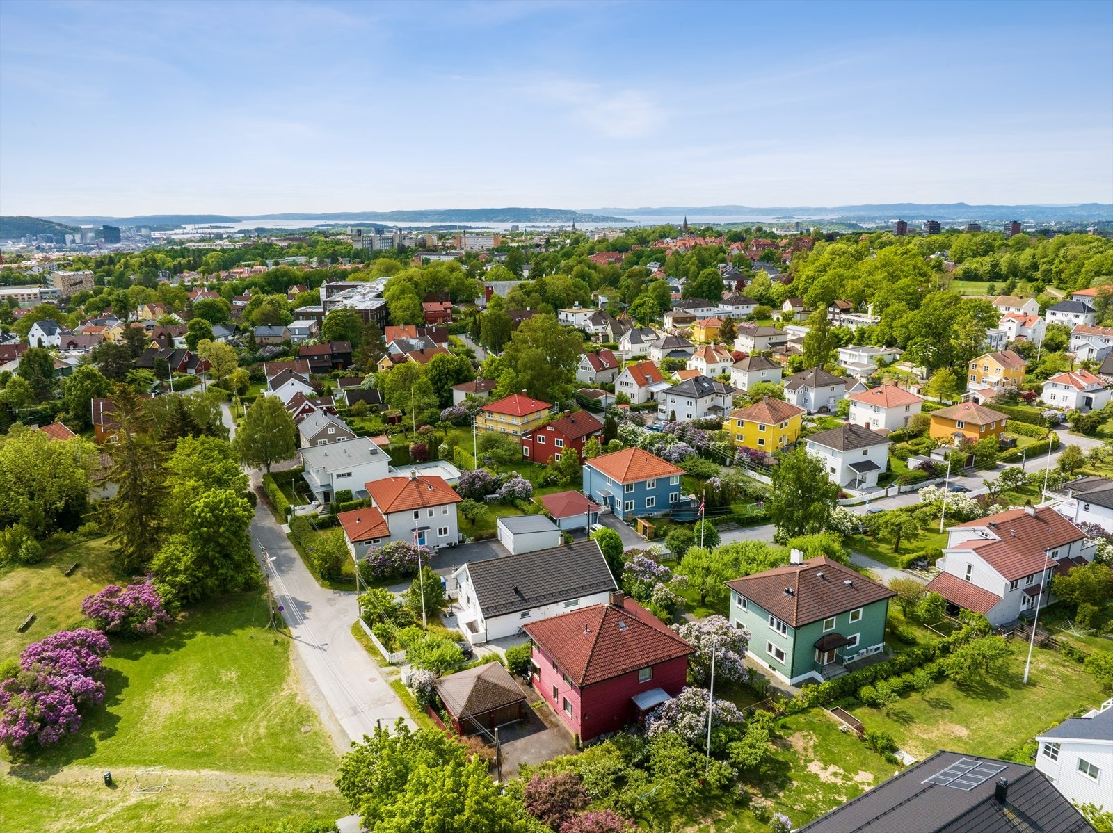 Kløverparken ligger rett ved boligen, et yndet friområde for områdets barn, sommer som vinter. Galleribilde
