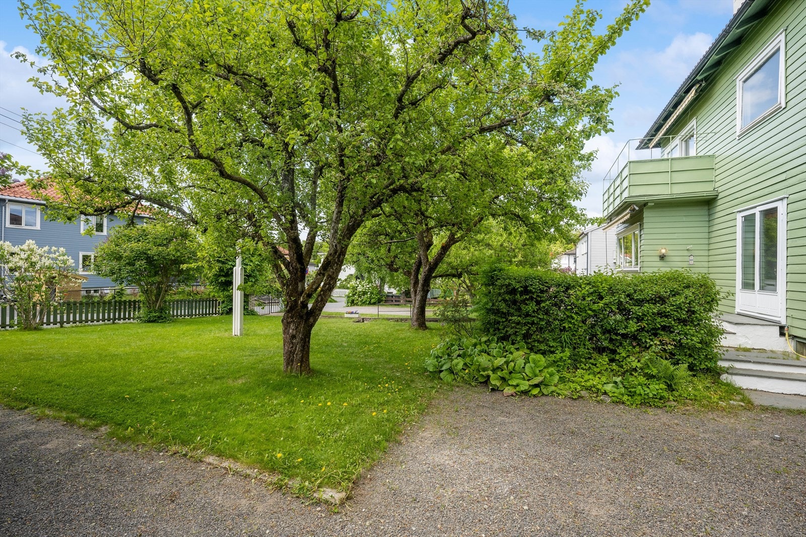 Uteområdene oppleves meget velholdt og gir et godt førsteinntrykk av boligen. Galleribilde