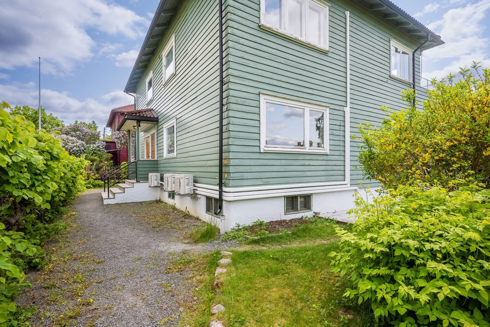 Inngangsparti på baksiden av huset m/2 inngangsdører. Galleribilde