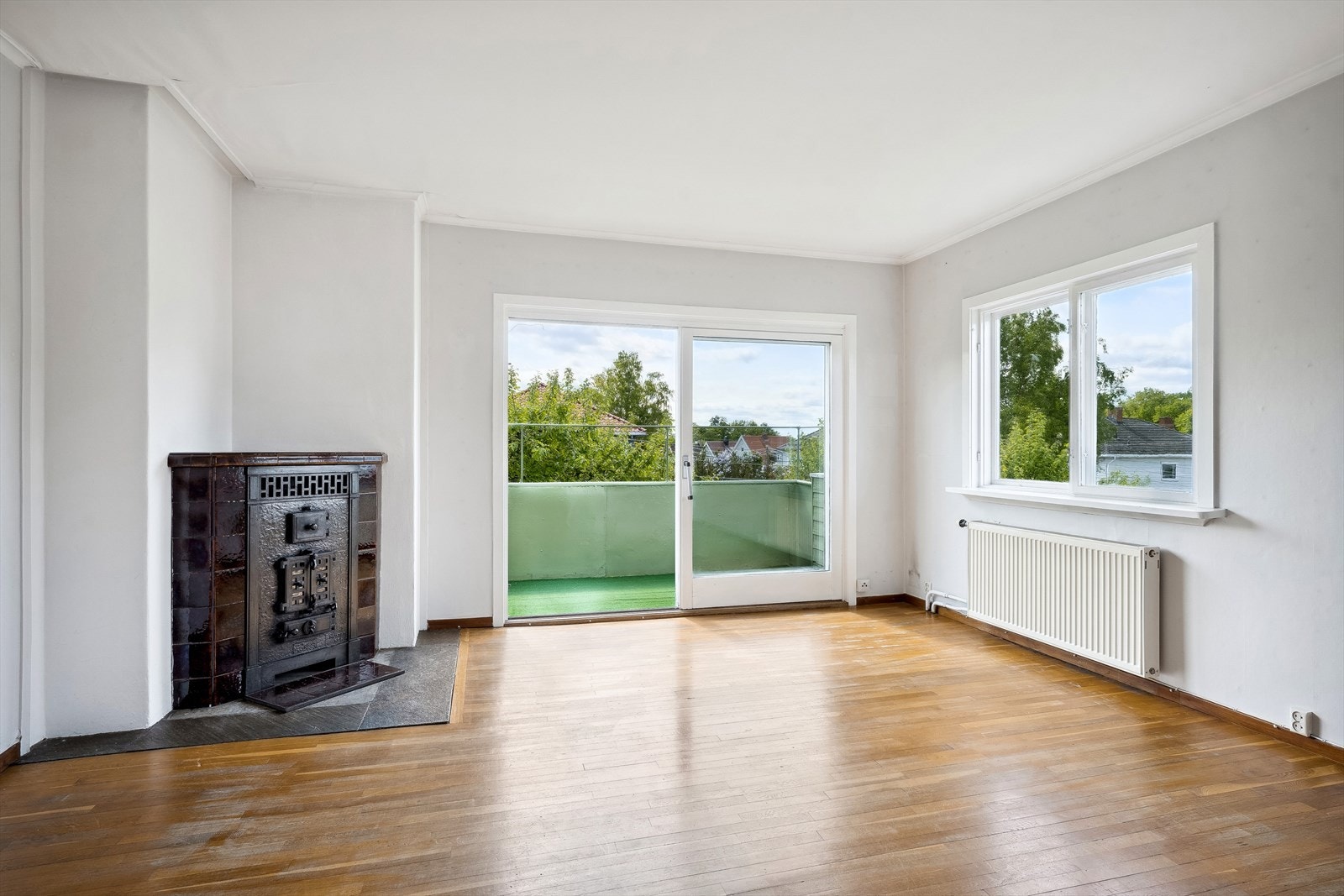Utgang til solrik veranda fra stue i 2.etg. Galleribilde