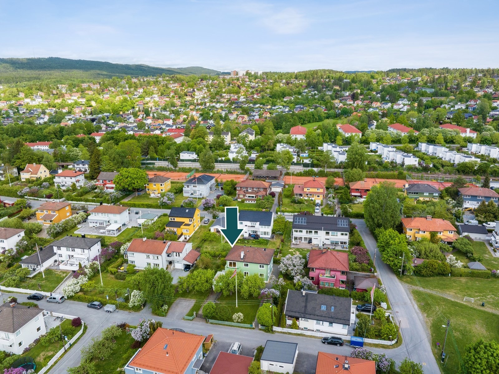 Berg barneskole ligger 3 minutters gange fra boligen, og det er få minutters gange til både busstopp i Tåsenveien og Berg T-banestasjon. Galleribilde