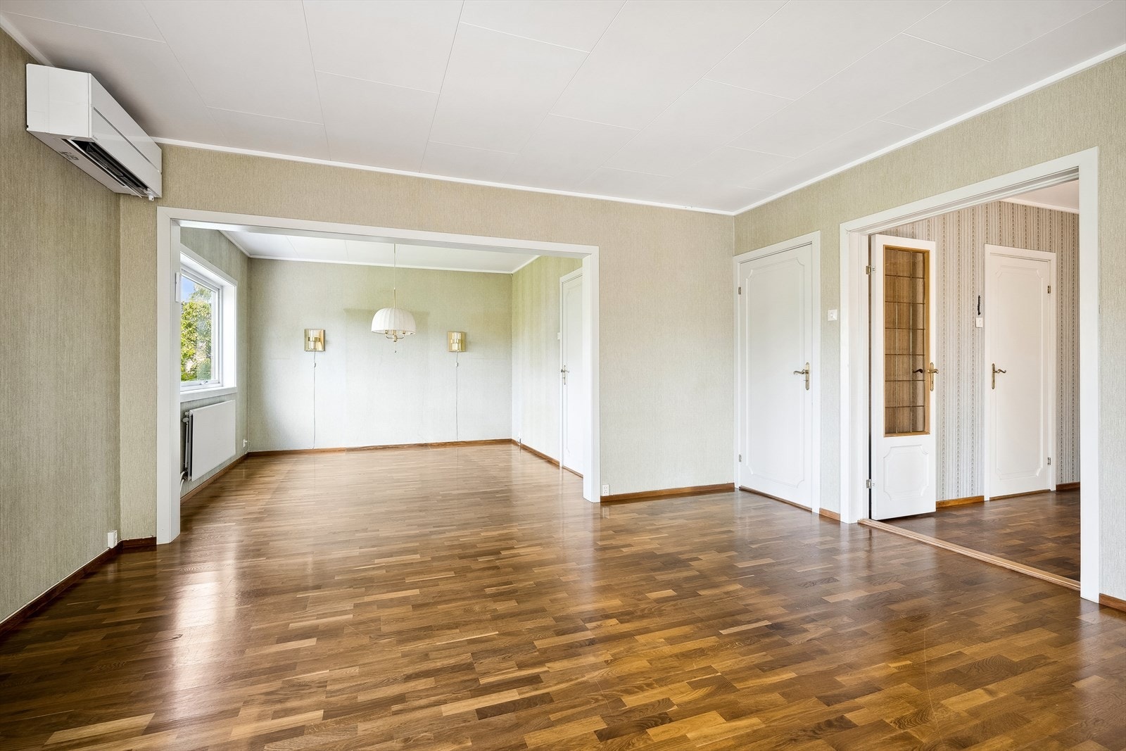 Romslig stue/spisestue i 1.etg. Galleribilde