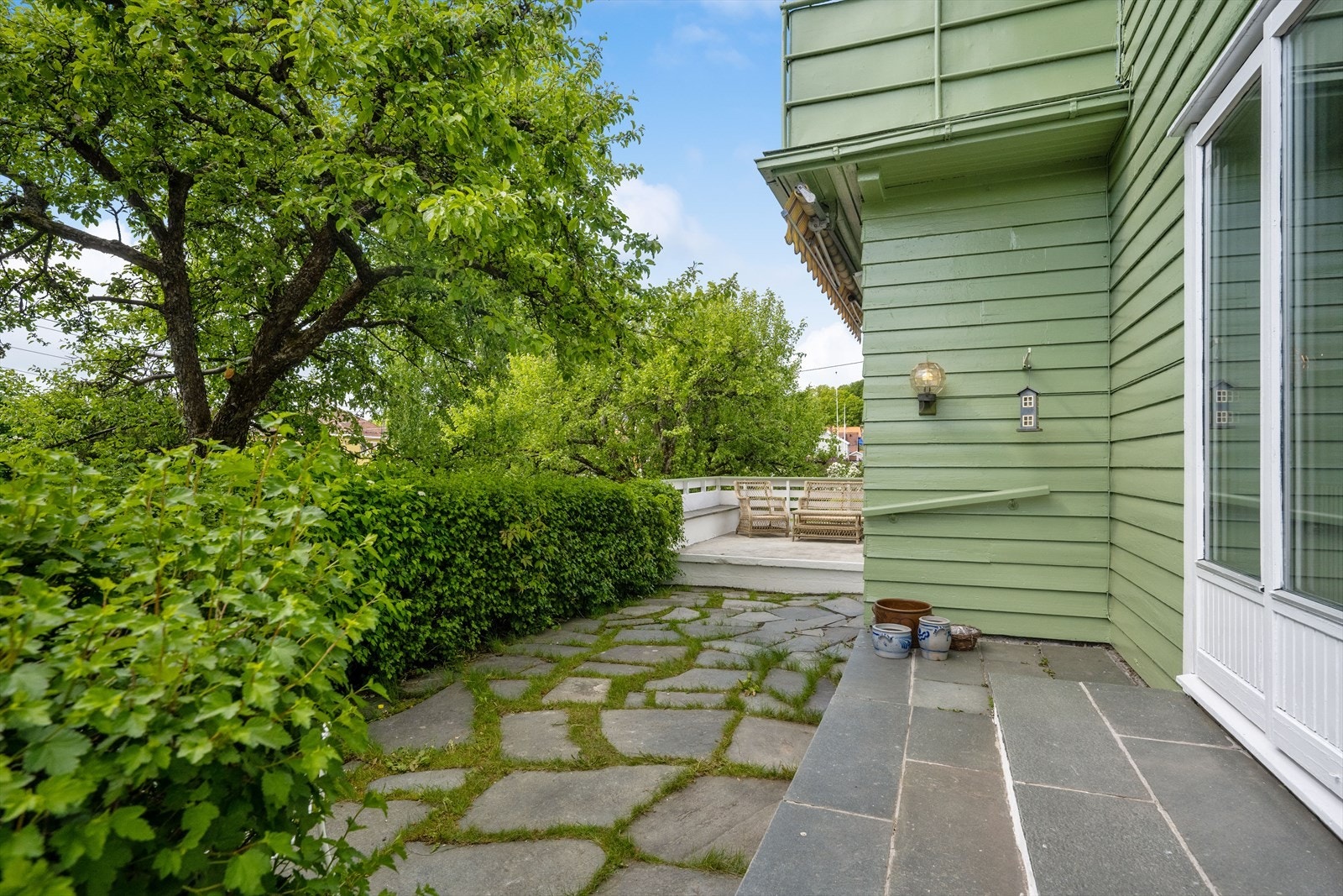 Uteområdet fungerer som en forlengelse av stuene på sommerstid. Galleribilde